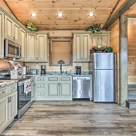 Smoky Mountain Hideaway With Hot Tub, Deck And Views! Villa Gatlinburg Exterior photo